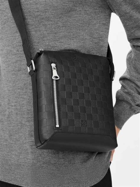 louis vuitton hombre bolso|Bandoleras para hombre de diseñador .